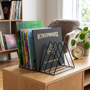 Estante para discos de escritorio, soporte triangular de metal negro para vinilos, almacenamiento minimalista para discos de vinilo.