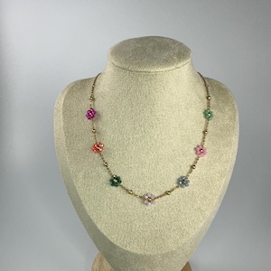 Collar de flores con cuentas pastel multicolor