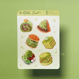 Pode incluir: Uma folha de adesivos com ilustrações em aquarela de várias sobremesas de matcha. A folha inclui um bolo enrolado de matcha, um pastel de matcha e feijão vermelho, um scone de matcha, um bolo em camadas de matcha, gelo raspado de matcha e um macaron de matcha.