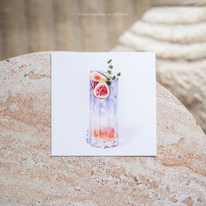 Puede incluir: Ilustración en acuarela de un cóctel en un vaso alto y transparente. La bebida tiene un tono púrpura claro y está adornada con rodajas de higo y ramitas de tomillo. El vaso tiene un diseño texturizado y facetado. La obra de arte está sobre un cuadrado blanco.