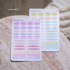 Op de afbeelding: Twee vellen "Blur Highlighter Stickers" met verschillende pastelkleurige ovale en lijnvormige vormen. De stickers zijn gerangschikt in rijen en kolommen en bieden een reeks kleuren, waaronder roze, paars, oranje, geel en groen. De tekst "LisaZhouArt" is zichtbaar.