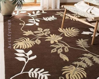 Alfombra botánica de lana tejida a mano: diseño floral en marrón, beige y marfil.