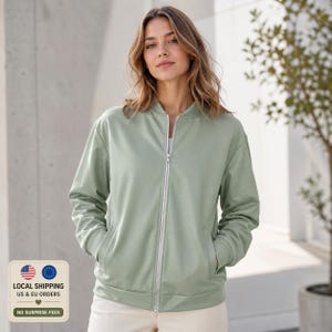 Hellgrüne Jacke Unisex – Leichte Bomberjacke in hellem Salbeigrün | Minimalistische Übergangsjacke Modern Casual