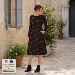 Könnte beinhalten: Ein knielanges Kleid mit langen Ärmeln und Rundhalsausschnitt, das einen dunklen Hintergrund mit einem sich wiederholenden Blumenmuster in Orange-, Rot- und Gelbtönen aufweist. Das Kleid hat Seitentaschen und wird mit schwarzen Stiefeletten kombiniert.