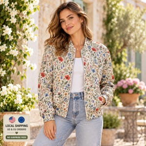 Peut inclure: Un blouson bomber couleur crème avec un imprimé floral multicolore composé de coquelicots rouges, de bleuets et de fleurs des champs vertes. Ce vêtement présente un col, des poignets et un ourlet côtelés, ainsi qu'une fermeture éclair frontale.