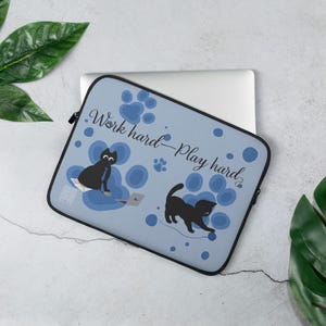 Blå laptopväska ”Work hard – Play hard” med lekfullt kattmotiv – Snyggt skydd när du är på språng