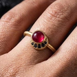 Rubin Cabochon Ring 14K Gold, Schwarzer Diamant Halo Ring, Minimalistischer Vintage Ring, Zierliche Ring, Juli Birthstone Geschenk
