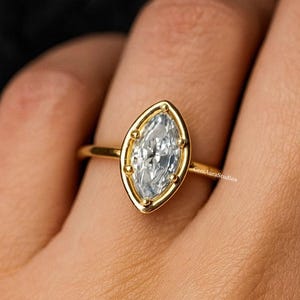 Anillo de compromiso de moissanita de corte marquesa, solitario de oro de 14 quilates, anillo minimalista único, anillo de promesa moderno, delicado anillo de oro, regalo para niñas.