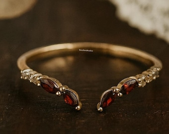 Rode edelsteen marquise geslepen robijnrode band, sierlijke 9K gouden robijnbeloftering, geboortesteen juli geboortesteen, trouwring stapelen, voorstel cadeau