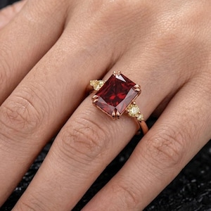 ラディアントカットのレッドルビーリング、ローズゴールドのスリーストーンエンゲージリング、女性用、ユニークなレッドジェムストーンウェディングリング、7月の誕生石、彼女へのギフト