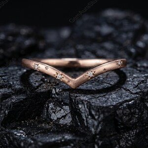 Anillo de oro de 14 quilates con diseño de estrella y chevron, engaste de diamantes, alianza apilable en forma de V, anillo de boda celestial para mujer, delicado anillo con horquilla curva.