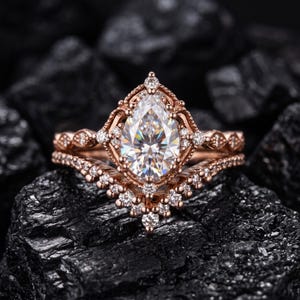 Vintage Verlobungsring-Set mit birnenförmigem Moissanit, Roségold, Art-Deco-Kronen-Halo, einzigartigem geschwungenem Chevron-Ehering, Geschenk für Sie