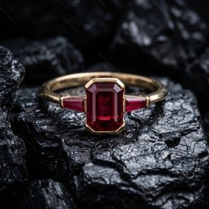 Anillo de rubí talla esmeralda engastado en oro de 14 quilates, anillo de compromiso Art Déco de tres piedras, anillo de gema roja para mujer, regalo de aniversario para ella.
