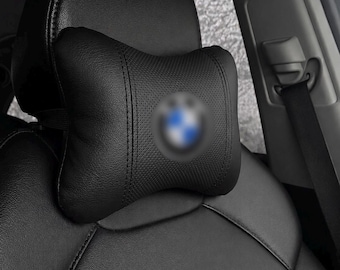 Set di cuscini poggiatesta e copricinture di sicurezza con ricamo personalizzato del logo dell'auto tedesca di alta qualità, cuscino di supporto per il collo in ecopelle, cuscino da viaggio.