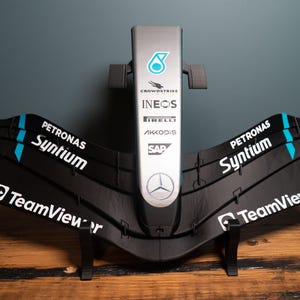 Replika av Mercedes F1 framvinge/spoiler (skala 1:4) | Väggdekoration, display, skrivbordstillbehör