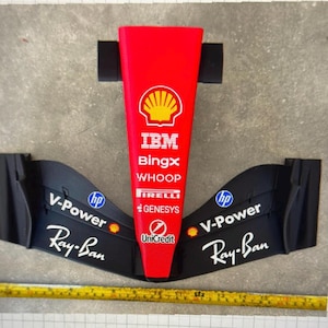 フェラーリF1フロントウイング/スポイラーレプリカモデル2026（1/4スケール）｜壁掛け装飾ディスプレイデスクアクセサリー