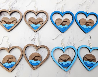 水泳チームのハートダングルイヤリング svg、デジタルレーザーファイル、スイムママ、水泳大好きイヤリング、Glowforge カットファイル、ダイバーダイビングスプリングボード