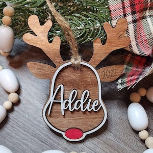Santa's Reindeer aangepaste naam kerstornament, koustag, 2022, laserbestand, svg, Glowforge, 2024