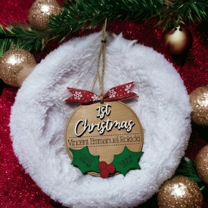 Primer adorno navideño del bebé, adorno navideño con nombre personalizado, etiqueta para calcetín, 2023, archivo láser digital, svg, adorno para árbol navideño Glowforge