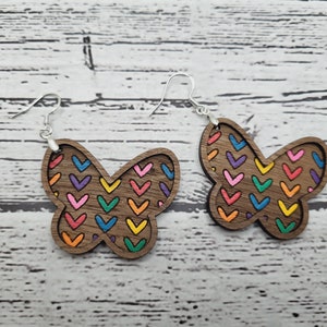 Archivo de aretes enmarcados con corazones de mariposa, archivo láser digital colgante, svg, archivo de corte Glowforge, aretes de mariposa arcoíris, aretes de corazón colorido