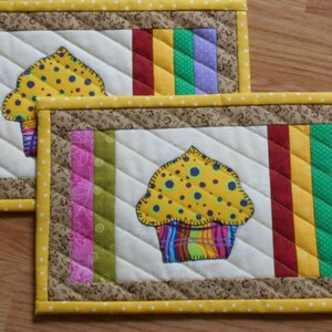 Aus Liebe zu CUPCAKES! Ruhen Sie Ihre Kaffeetasse auf diesen gequilteten Becherteppichen / Snackmatten. Erhellen Sie Ihre Kaffeebar / Frühstücksecke! Handgefertigt 18x28cm