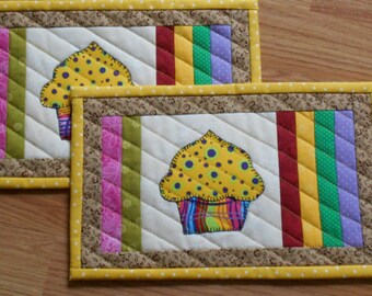 For LOVE of CUPCAKES! Rest your coffee mug on these Quilted Mug Rugs / Snack Mats. Brighten your coffee bar/ breakfast nook! Handmade 7x11"