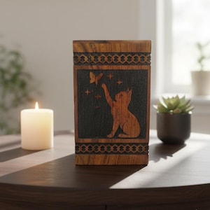 Boîte urne en bois pour chat | Souvenir commémoratif d'animal de compagnie fait main | Motif chat et papillon sculptés