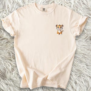 Comfort Colors® lion minimaliste Shirt, animal lover shirt, Funny T-Shirt, Oversized Graphic Tee, Retro lion Shirt, Streetwear outfit