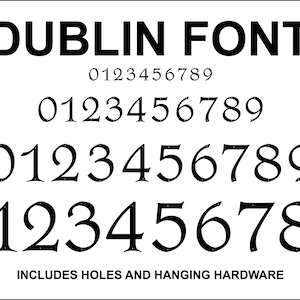 Pu&ograve; includere: Un'immagine in bianco e nero del font Dublin, che mostra i numeri da 0 a 9 in quattro dimensioni diverse. Il testo "INCLUDES HOLES AND HANGING HARDWARE" &egrave; nella parte inferiore dell'immagine.