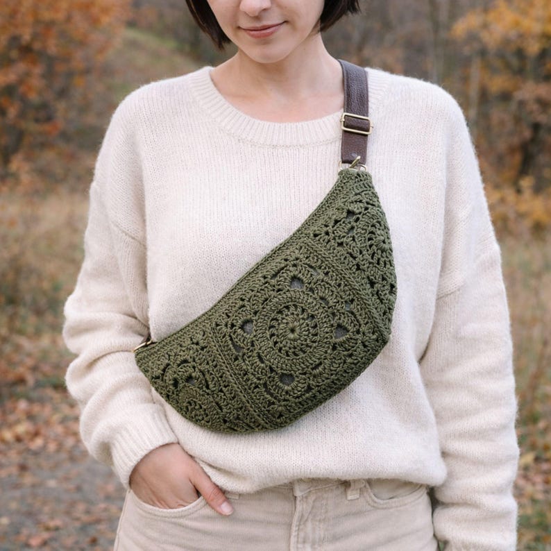 Model wearing a boho crochet crossbody bag made with paper yarn – lightweight summer sling bag with zipper closure and lining.