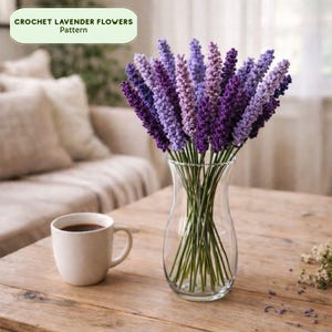 Puede incluir: Un jarrón de cristal transparente contiene un ramo de flores de lavanda de ganchillo en tonos morados. Una taza blanca de café está sobre una mesa de madera. El texto "CROCHET LAVENDER FLOWERS Pattern" está en un recuadro verde.