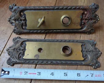 Juego de dos piezas únicas de placa de puerta art déco, pomo de puerta de latón, herraje mcm antiguo raro vtg
