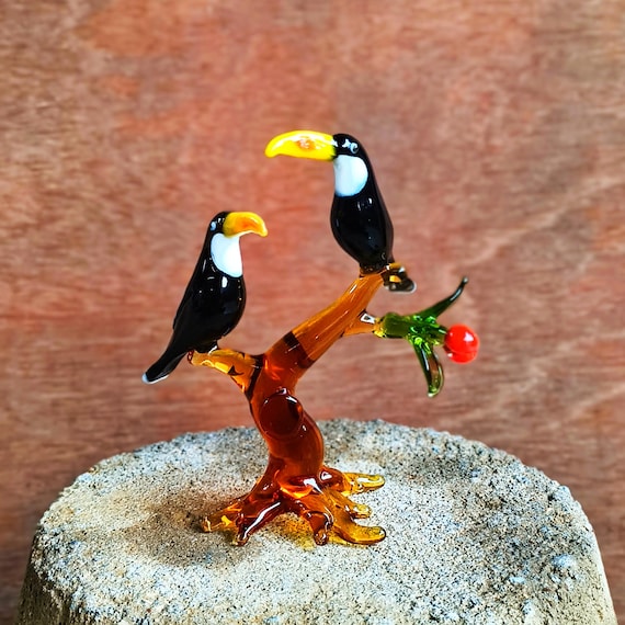A hand-blown Murano glass toucan so vivid and detailed it looks like it flew off a coral reef and froze mid-perch — lampwork glass art at its most show-offy.