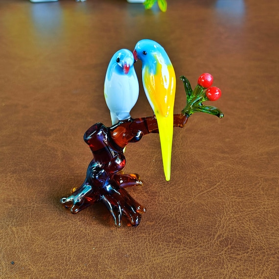 A flambouyantly detailed lampwork Murano glass macaw — the kind of sculptural showpiece that stops guests mid-sentence.