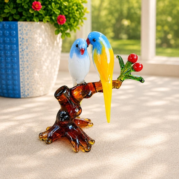 A flambouyantly detailed lampwork Murano glass macaw — the kind of sculptural showpiece that stops guests mid-sentence.
