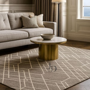 Könnte beinhalten: Wohnzimmer mit grauem Sofa, Kissen, rundem Couchtisch mit Marmorplatte und goldenem Sockel sowie einem geometrischen Teppich. Eine Stehlampe und ein Fenster sind ebenfalls zu sehen.