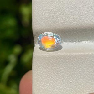 Pietra di luna arcobaleno multifuoco naturale, taglio ovale 7 x 5 mm, feldspato sfaccettato.