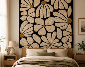 Puede incluir: Un tapiz rectangular de gran tamaño con un patrón floral texturizado y copetudo. El diseño consta de pétalos de color crema con centros amarillo mostaza dispuestos sobre un fondo negro sólido, creando una exhibición botánica de alto contraste.