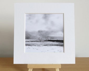 Impressão de edição limitada do Porto de Whitby: arte assinada da paisagem de neve do farol
