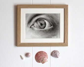 Desenho a carvão de olho de sereia: arte de criatura mítica em moldura de carvalho