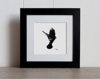Gralha em voo: desenho original de pássaro em carvão, arte emoldurada