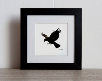 Gralha em voo: desenho original de pássaro em carvão, emoldurado