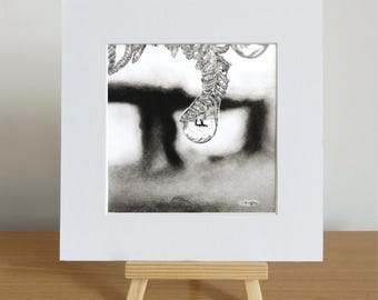 Miniatura de edição limitada assinada de um megalito da Cornualha, reproduzida a partir de um desenho original a carvão.