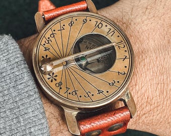 Relógio de pulso artesanal em latão estilo steampunk com bússola e relógio de sol, peça antiga perfeita para presentear o marido ou como lembrança.