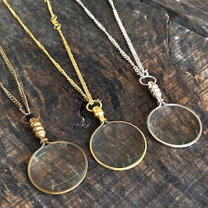 Puede incluir: Un juego de tres tazas de cerámica con un acabado mate moteado. Las tazas son de color crema, gris claro y gris oscuro. Cada taza tiene un diseño simple y minimalista y un asa redondeada.