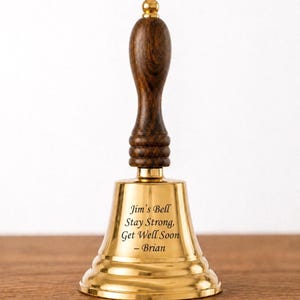 Individuelle Messingglocke mit Gravur, personalisierte Messingglocke, Schulglocke aus massivem Messing, Krebsglocke, tolles Geschenk für Lehrer, Erinnerungsgeschenk