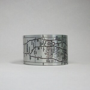 Black Hills Sturgis Manschette Armband Wyoming nach South Dakota Road Map Einzigartiges Geschenk für Männer oder Frauen