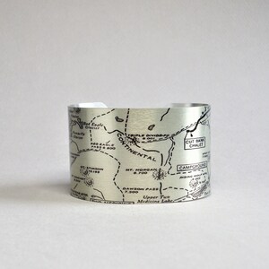 Glacier National Park Montana Karte Manschette Armband Wandern Camping Angeln Outdoorsman Geschenk für Männer oder Frauen