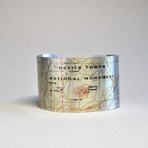 Devils Tower National Monument Map Manschette Armband Einzigartiges Klettern Wandern Geschenk für Männer oder Frauen