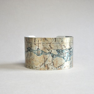 Priest Lake Idaho Manschette Armband Einzigartiges Wandern Camping Bootfahren Angeln Karte Geschenk für Männer oder Frauen